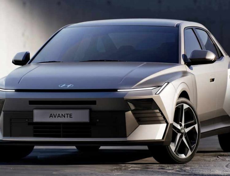 Vista frontal tres cuartos del nuevo sedán Hyundai Elantra 2027 en color plata mate, destacando su diseño exterior futurista con faros LED ultradelgados, pasos de rueda ensanchados y rines bitono de diseño angular.