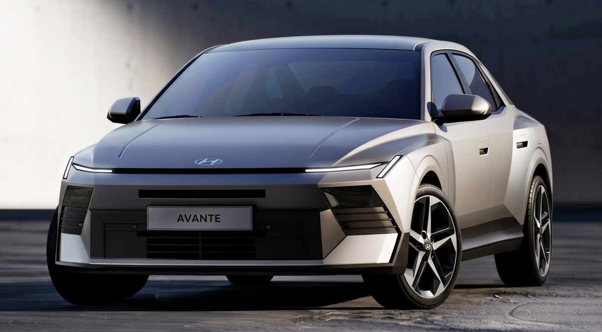 Vista frontal tres cuartos del nuevo sedán Hyundai Elantra 2027 en color plata mate, destacando su diseño exterior futurista con faros LED ultradelgados, pasos de rueda ensanchados y rines bitono de diseño angular.