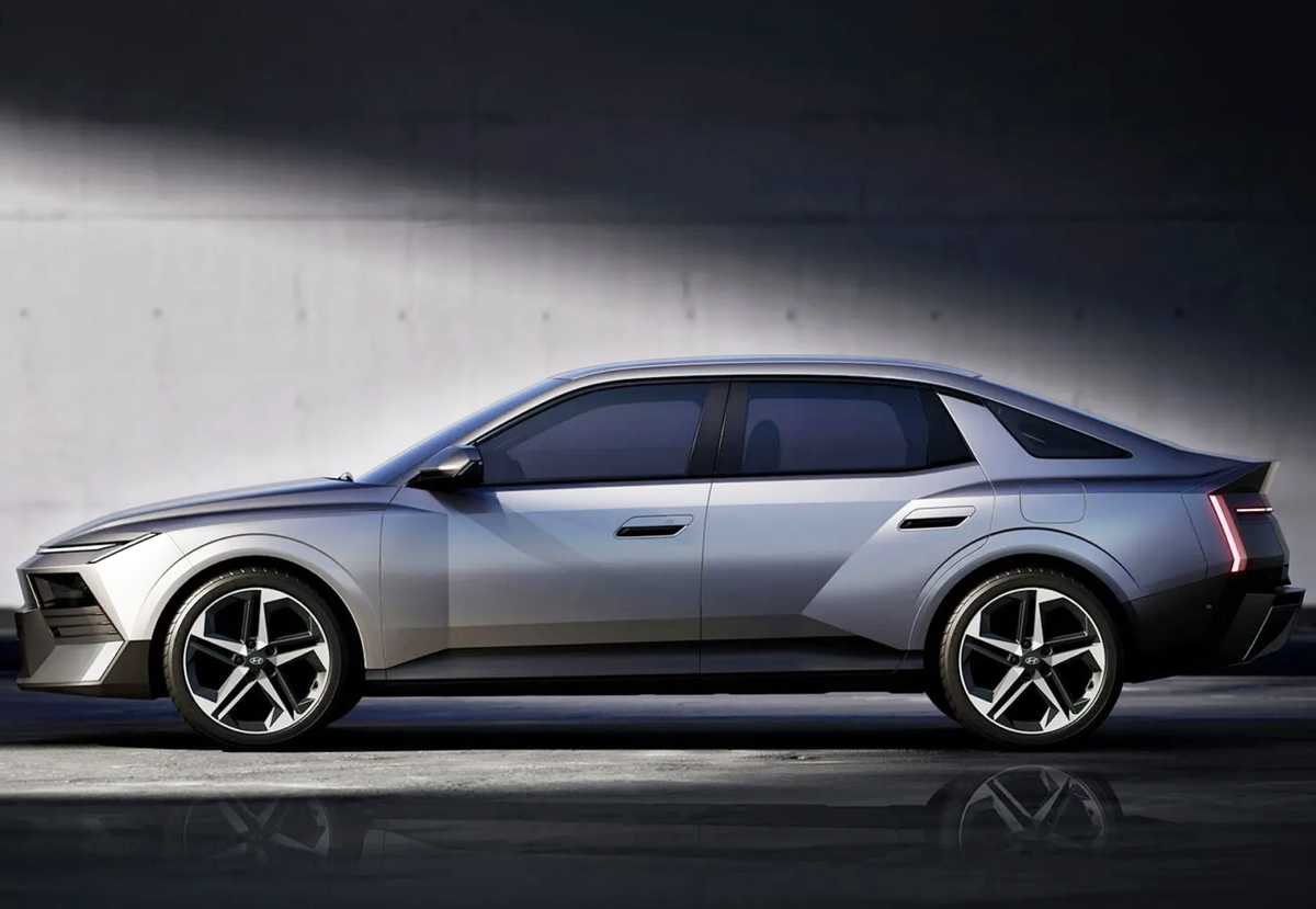Vista lateral de perfil del Hyundai Elantra 2027 en color plata, evidenciando su carrocería estilo fastback, líneas de carácter muy afiladas en las puertas, tercera ventana trasera y grandes rines de aleación de 18 pulgadas.