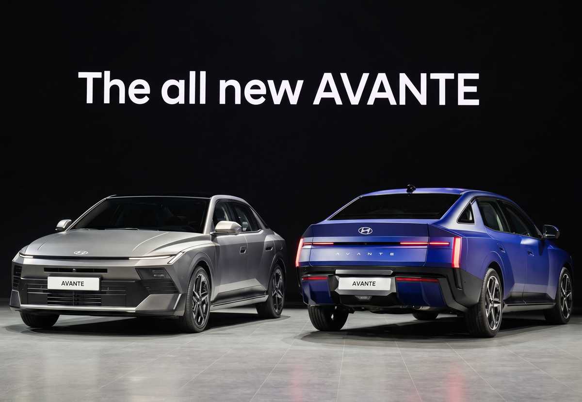 Fotografía de presentación con dos unidades del nuevo Hyundai Elantra 2027, mostrando el perfil frontal en color plata mate a la izquierda y el diseño trasero en color azul profundo a la derecha, bajo el texto 