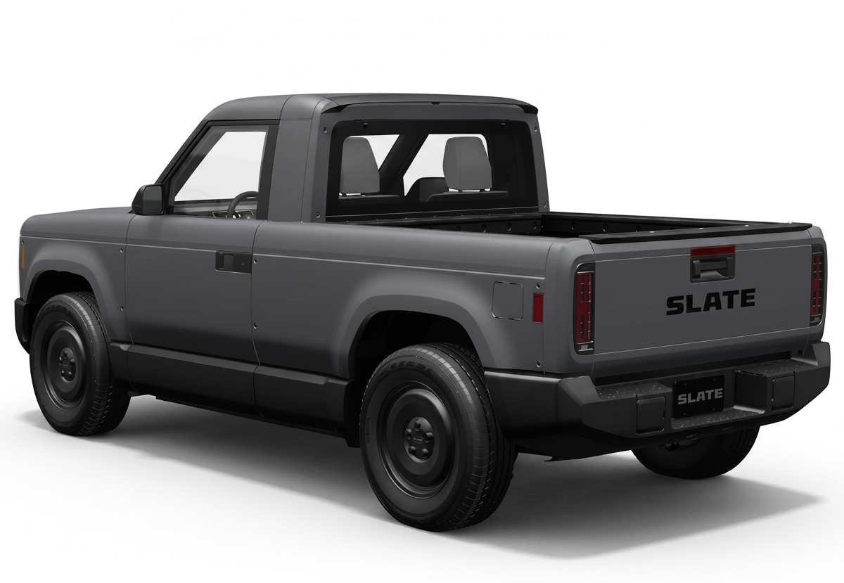 Parte posterior de la camioneta eléctrica Slate Truck color gris, dejando ver su platón de carga de 1,5 metros de longitud y luces traseras LED en formato vertical.