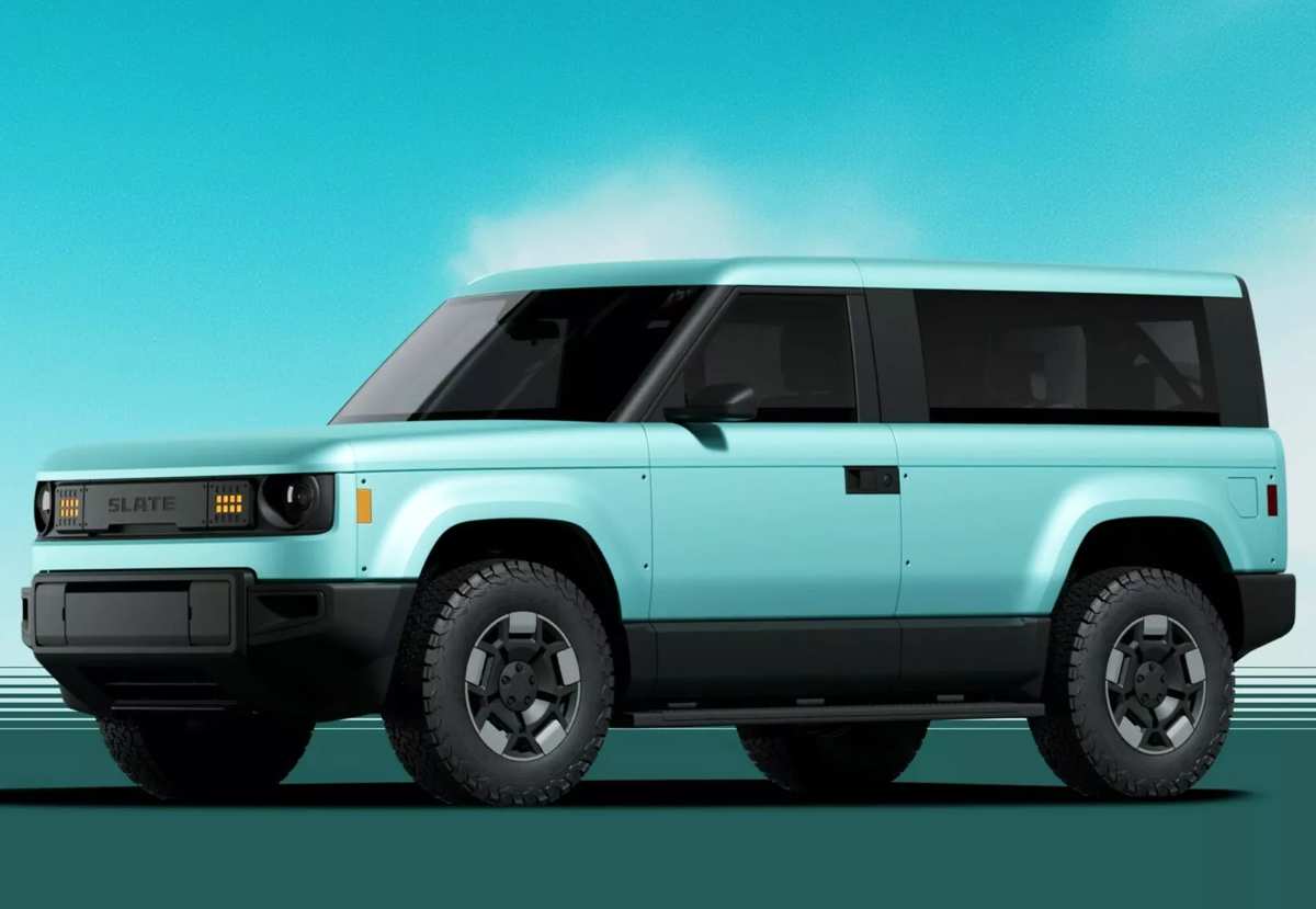 Versión SUV Squareback de la Slate Truck en color azul claro, un formato carrozado de este carro eléctrico con mayor espacio de carga interior y asientos traseros.