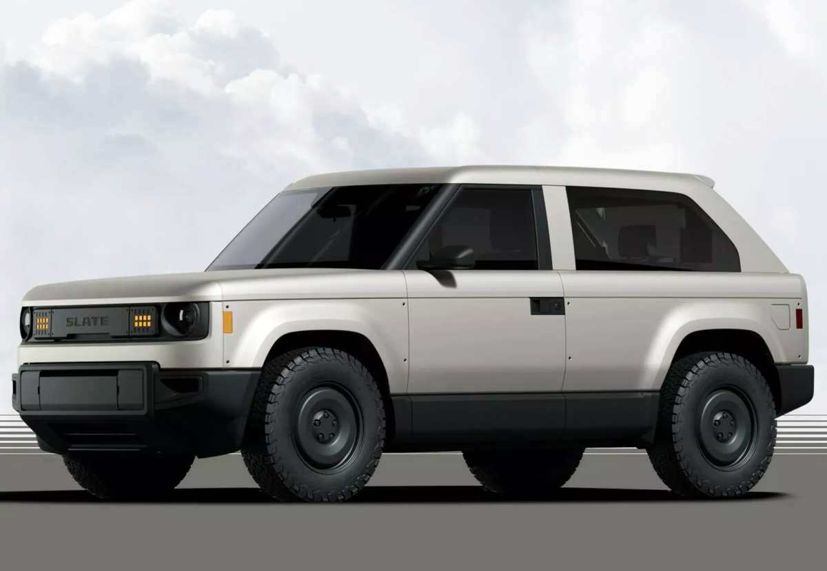 Variante SUV Fastback de la camioneta Slate Truck en color blanco hueso, mostrando una atractiva caída aerodinámica en el techo de este novedoso modelo eléctrico.