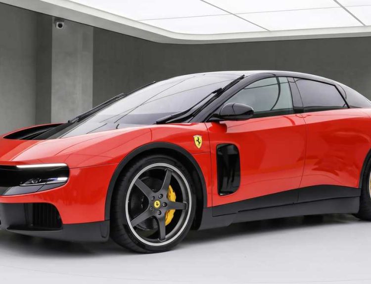 Ferrari Luce de color rojo, vista frontal diagonal. El nuevo sedán eléctrico deportivo presentado con éxito en el mercado de China.