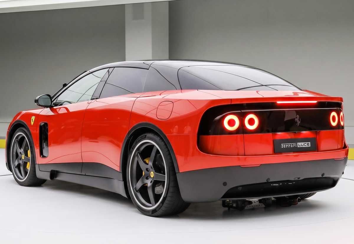 Vista trasera del Ferrari Luce rojo, destacando sus polémicas luces circulares y el diseño de proporciones comprimidas.