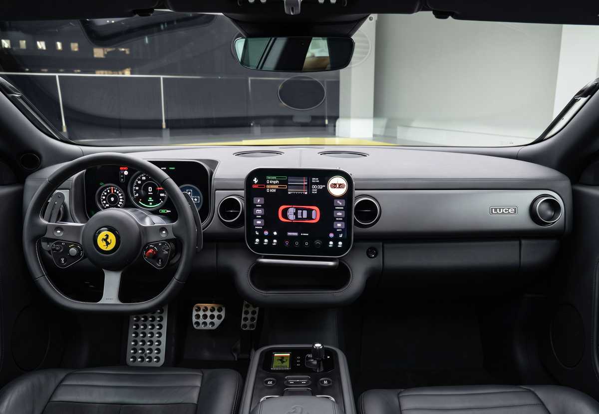 Interior del Ferrari Luce. Cabina con volante deportivo, doble pantalla digital y detalles mecánicos de alta calidad percibida.