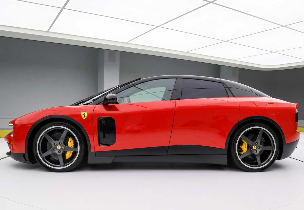 Perfil lateral del Ferrari Luce, mostrando sus rines con división de color y las enormes llantas de 23 y 24 pulgadas.