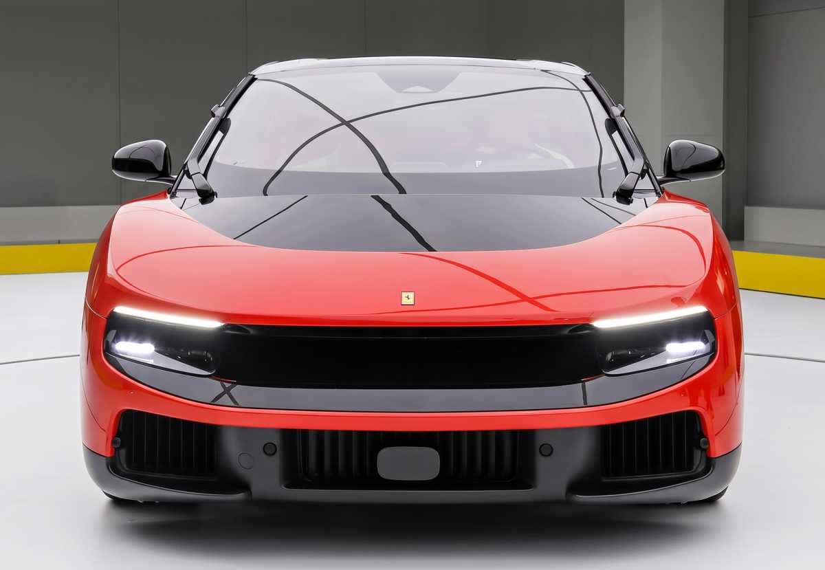 Vista frontal directa del Ferrari Luce, resaltando el contraste del capó negro con la carrocería roja y su moderna parrilla.