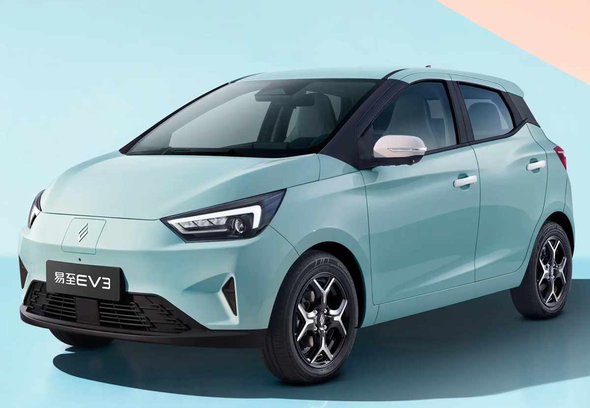 Frente diagonal del renovado JMEV 3 eléctrico, mostrando los nuevos faros automáticos afilados y el parachoques delantero minimalista.