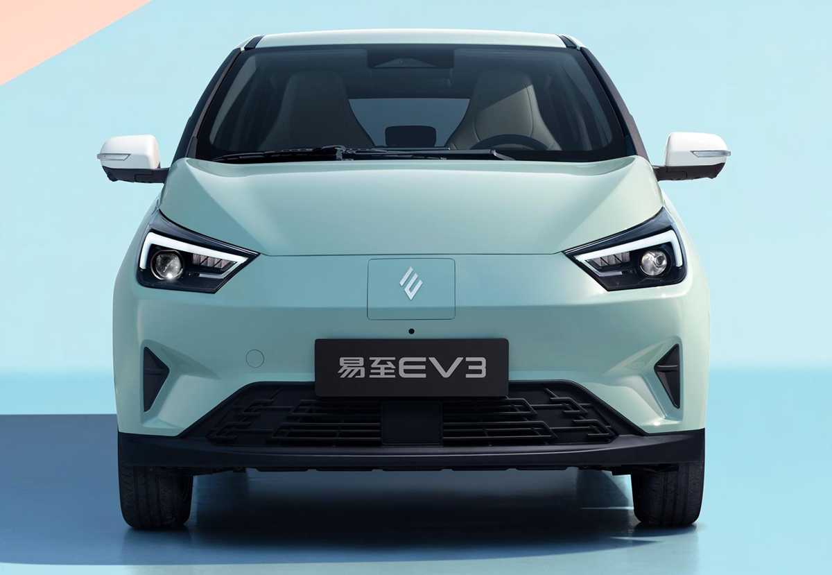 Vista frontal directa del JMEV 3 2027, exhibiendo el renovado logotipo de la marca sobre el capó y la ausencia de parrilla tradicional.