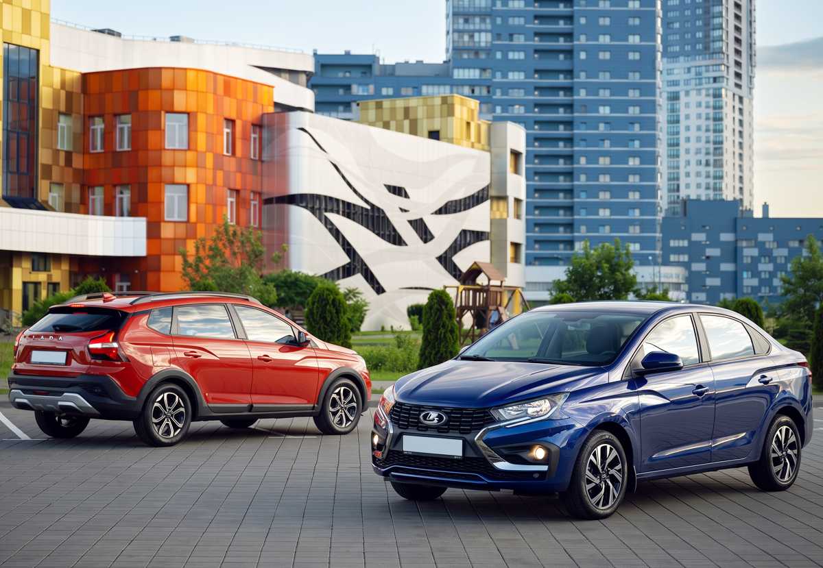 Gama de la familia de modelos expuesta en la calle, mostrando un Lada Iskra azul con carrocería sedán y la versión familiar Iskra Cross en color naranja.