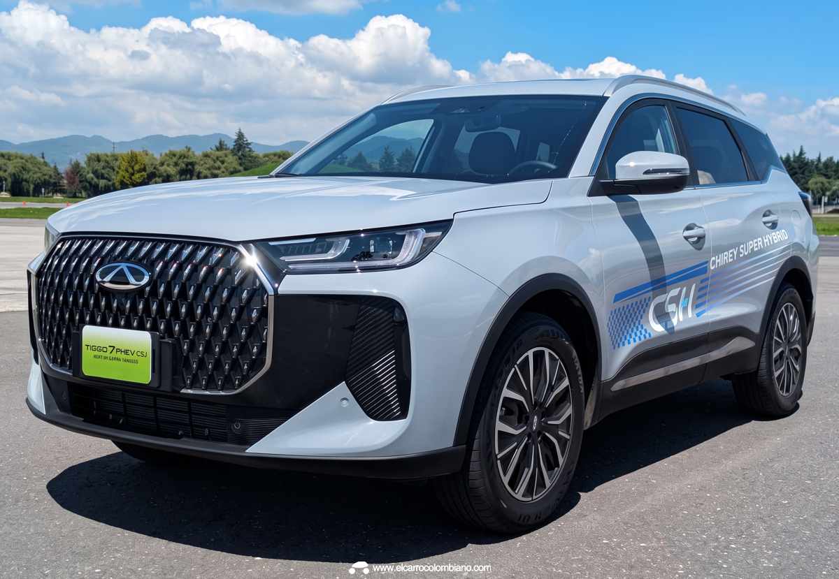 Vista de tres cuartos de la SUV Chery Tiggo 7 Pro PHEV CSH blanca con calcomanías de Chirey Super Hybrid, exhibida al aire libre sobre el asfalto.