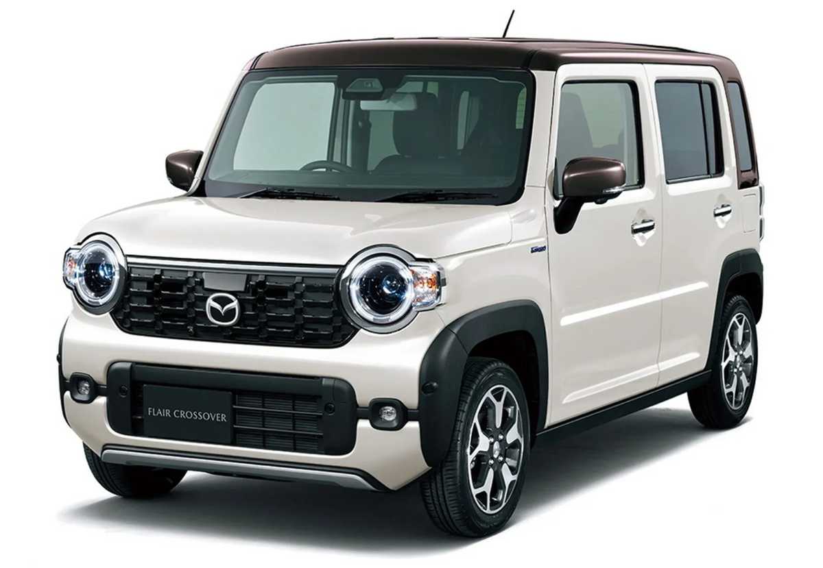 Mazda Flair Crossover color Beige Suave con techo marrón. Vista frontal exhibiendo la renovada parrilla con el gran logo característico de las versiones convencionales.