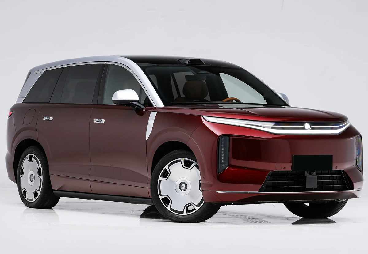 Primer plano frontal del SUV BYD Great Tang color rojo oscuro en estudio, mostrando su capó limpio y luces diurnas LED que cruzan de lado a lado.