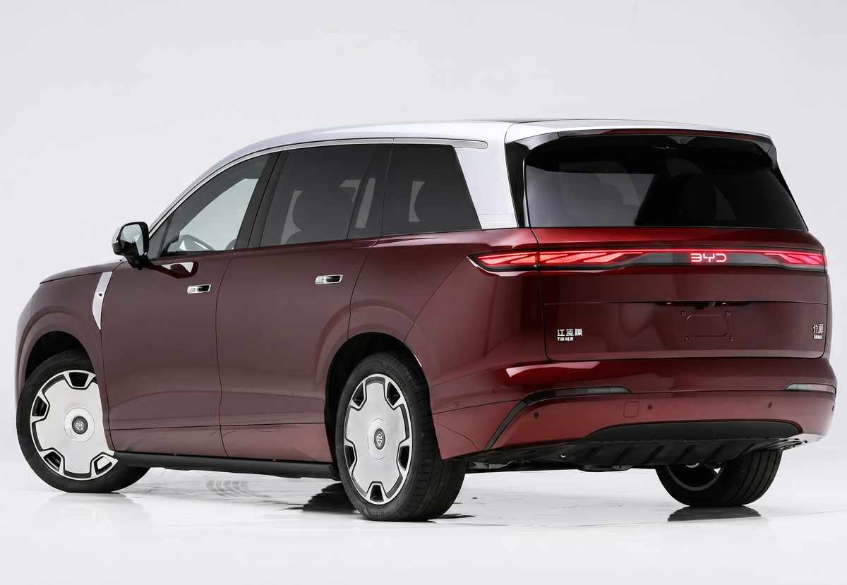 Parte posterior de la BYD Great Tang color rojo oscuro, destacando la firma lumínica trasera continua, el enorme portón del baúl y la moldura plateada superior.