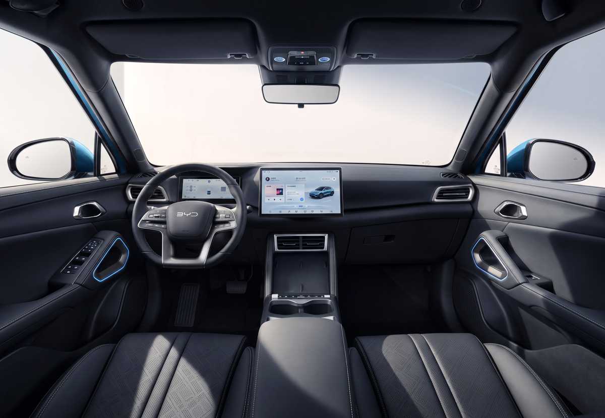 Vista completa del panel de instrumentos y la consola central del interior de la BYD Yuan Up DM-i GS, mostrando la pantalla central de 12,8 pulgadas con Google Automotive y el panel digital de 10,2 pulgadas.