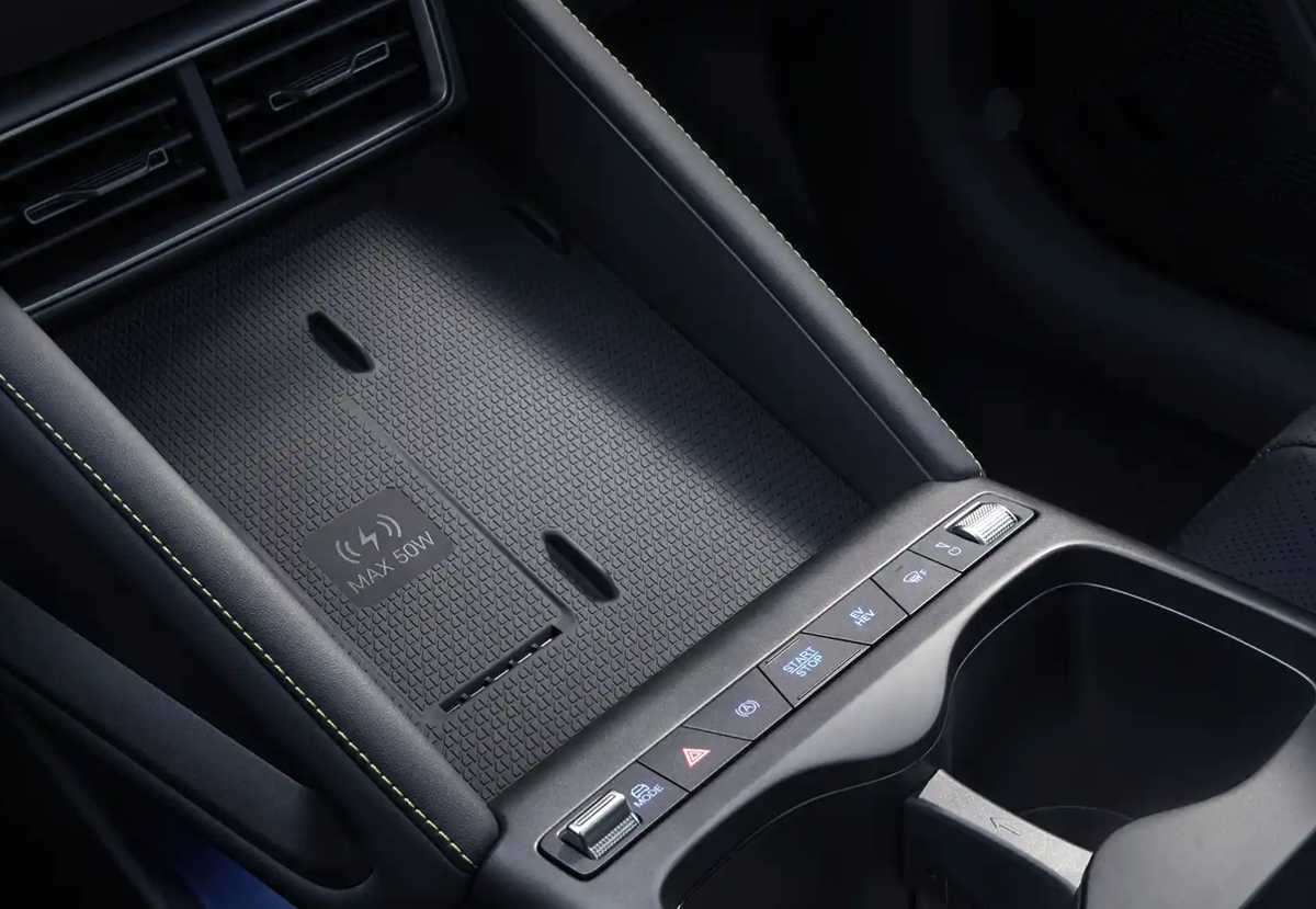 Detalle del cargador inalámbrico de la consola central y los botones de control de modos de manejo y Auto-Hold de la BYD Yuan Up DM-i GS.