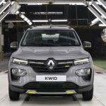 Vehículo Renault Kwid color gris visto de frente dentro del moderno túnel de inspección de calidad iluminado con luces LED en la planta de Renault-Sofasa.