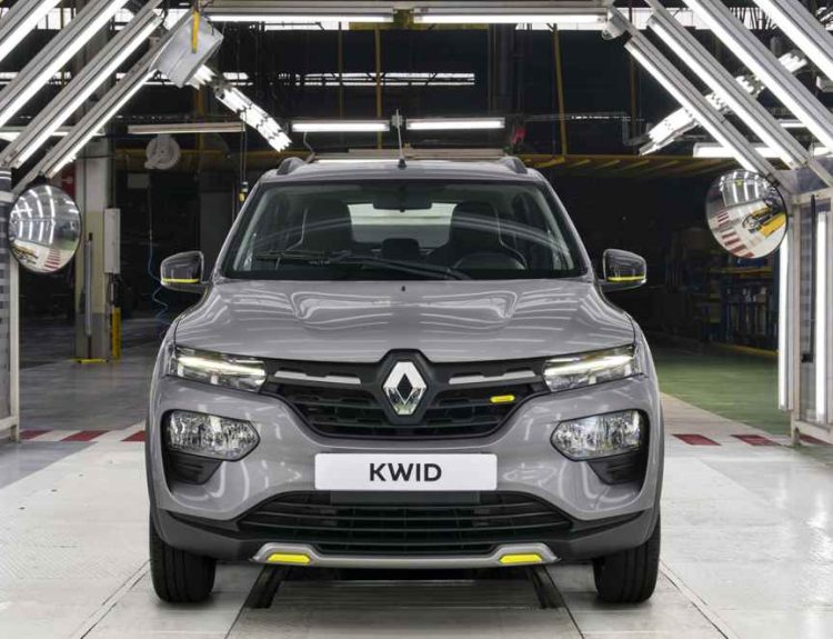 Vehículo Renault Kwid color gris visto de frente dentro del moderno túnel de inspección de calidad iluminado con luces LED en la planta de Renault-Sofasa.