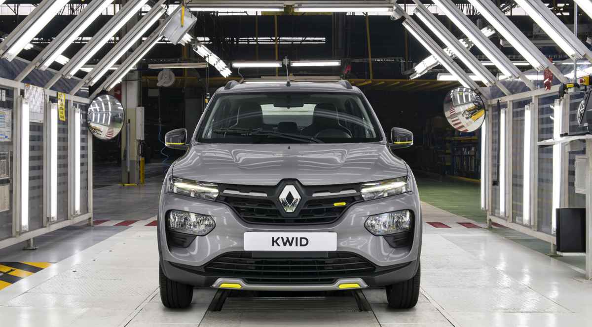Vehículo Renault Kwid color gris visto de frente dentro del moderno túnel de inspección de calidad iluminado con luces LED en la planta de Renault-Sofasa.