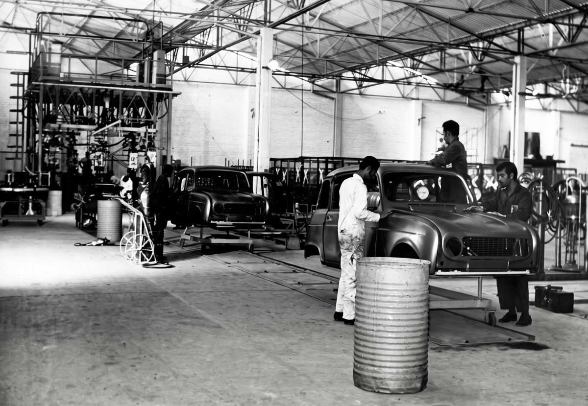 Fotografía histórica en blanco y negro mostrando a operarios trabajando en el ensamble manual de las primeras carrocerías del Renault 4 en la fábrica de Sofasa, en julio de 1970.