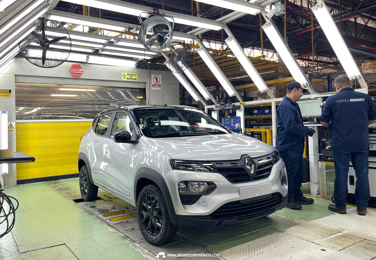 Dos operarios especializados inspeccionando un Renault Kwid color gris al final de la línea de producción en las instalaciones de Renault-Sofasa.