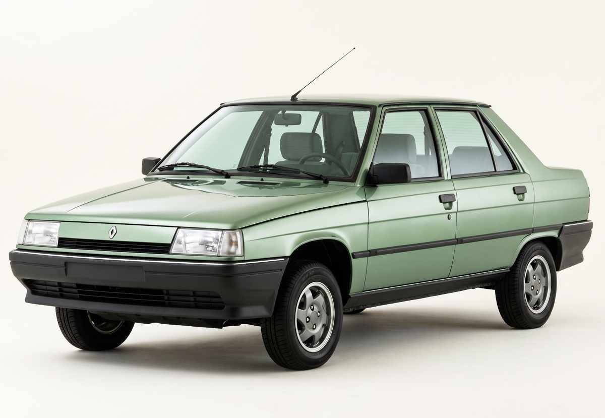 Automóvil clásico sedán Renault 9 Personnalité 1996 de color verde claro estacionado sobre un fondo de estudio blanco.