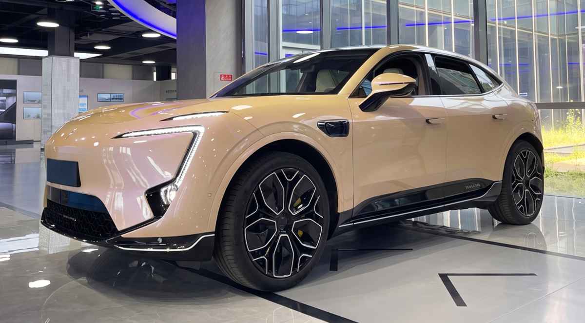 SUV eléctrica premium Avatr 11 de color beige exhibida en un moderno salón de ventas, mostrando su diseño aerodinámico, rines deportivos y cámaras laterales.
