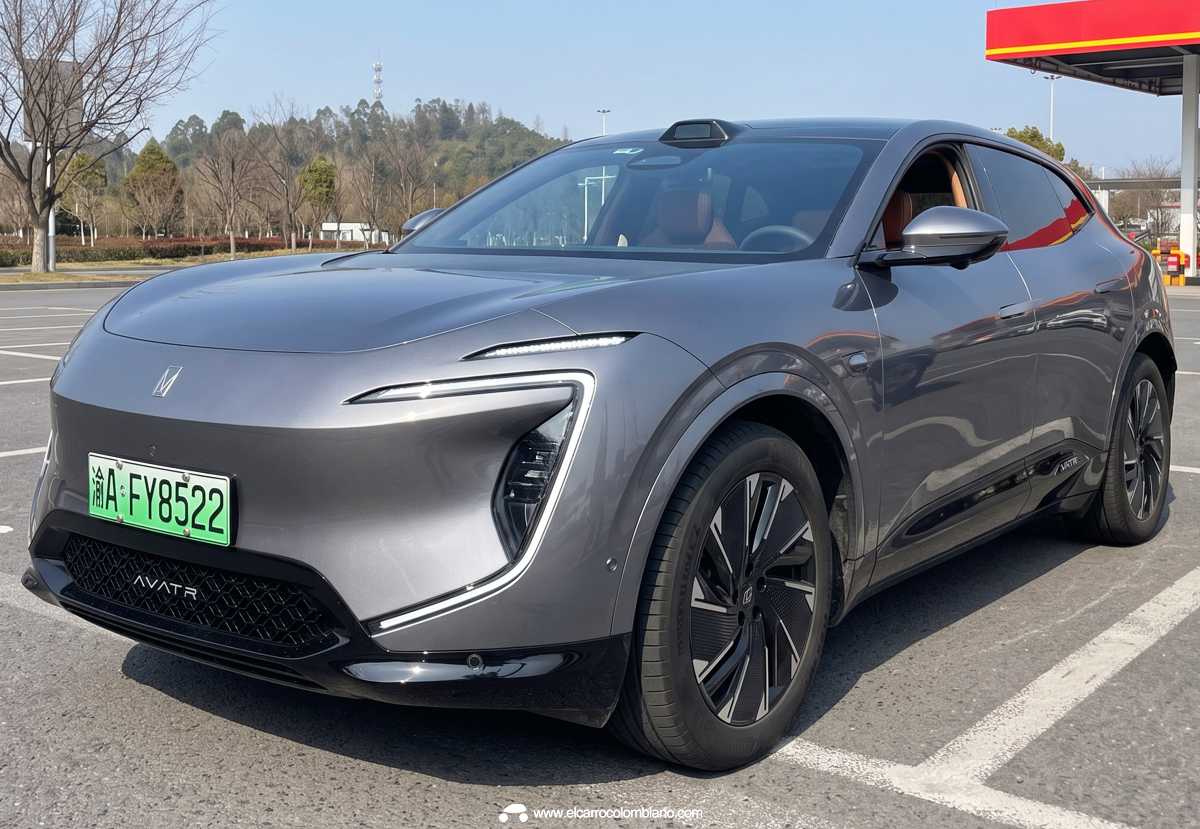 Vehículo eléctrico Avatr 07 color gris plata estacionado en exteriores a plena luz del día, resaltando su capó afilado y líneas de diseño robustas.