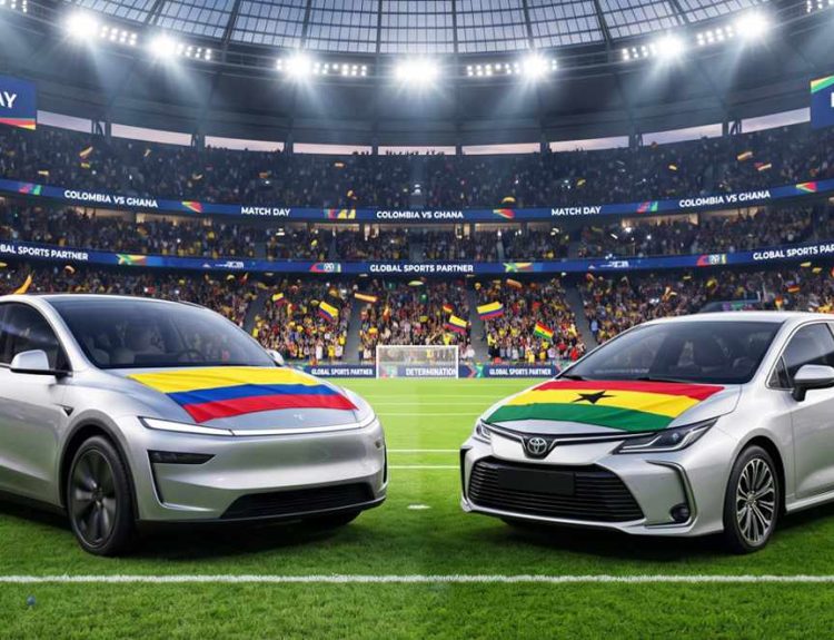Un Tesla Model Y plateado con la bandera de Colombia en el capó y un Toyota Corolla gris con la bandera de Ghana se enfrentan en la cancha de un estadio de fútbol lleno de hinchas durante el Mundial 2026.