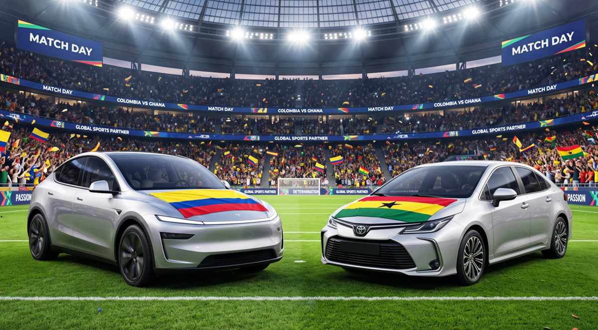 Un Tesla Model Y plateado con la bandera de Colombia en el capó y un Toyota Corolla gris con la bandera de Ghana se enfrentan en la cancha de un estadio de fútbol lleno de hinchas durante el Mundial 2026.