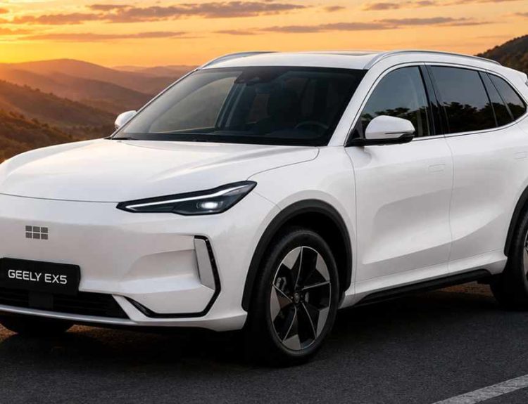 SUV compacto eléctrico Geely EX5 SE de color blanco transitando por una carretera al atardecer frente a montañas en Colombia.