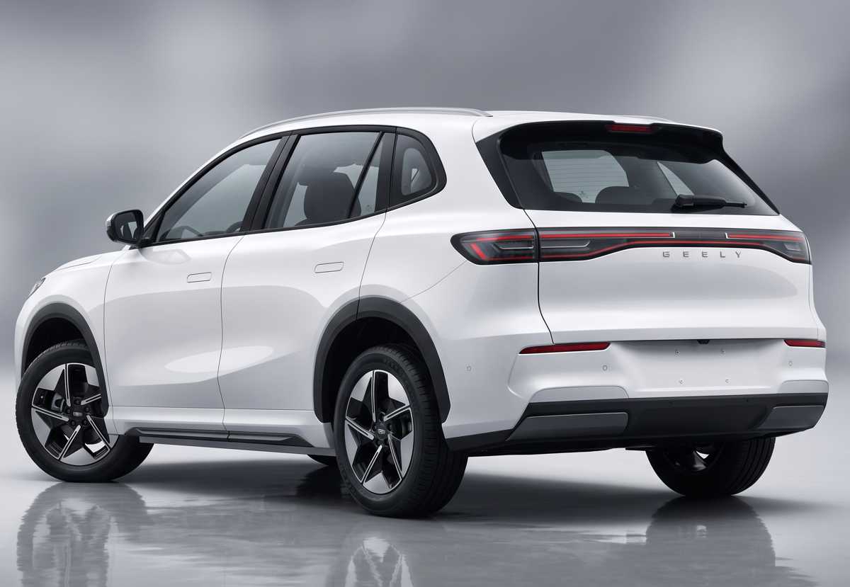 Vista de tres cuartos trasera de la SUV eléctrica Geely EX5 SE blanca, destacando el diseño de las luces LED interconectadas de lado a lado.
