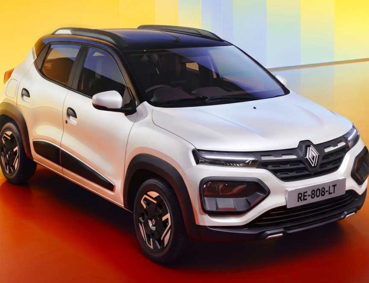 Vista de tres cuartos frontal del nuevo Renault Kwid 2027 color blanco, destacando su nueva parrilla y diseño exterior sobre un fondo naranja brillante.