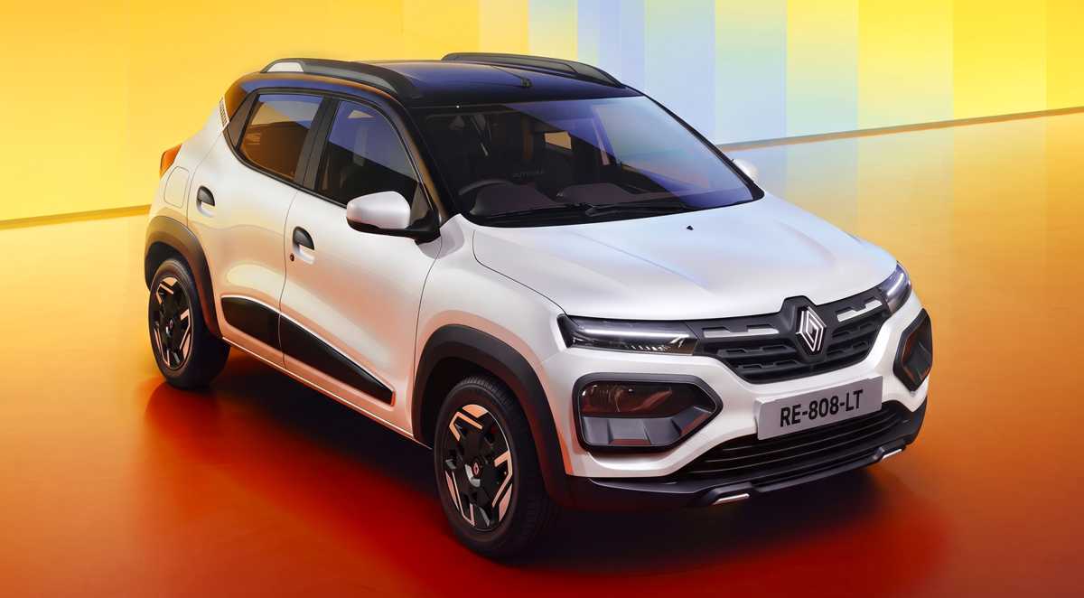 Vista de tres cuartos frontal del nuevo Renault Kwid 2027 color blanco, destacando su nueva parrilla y diseño exterior sobre un fondo naranja brillante.