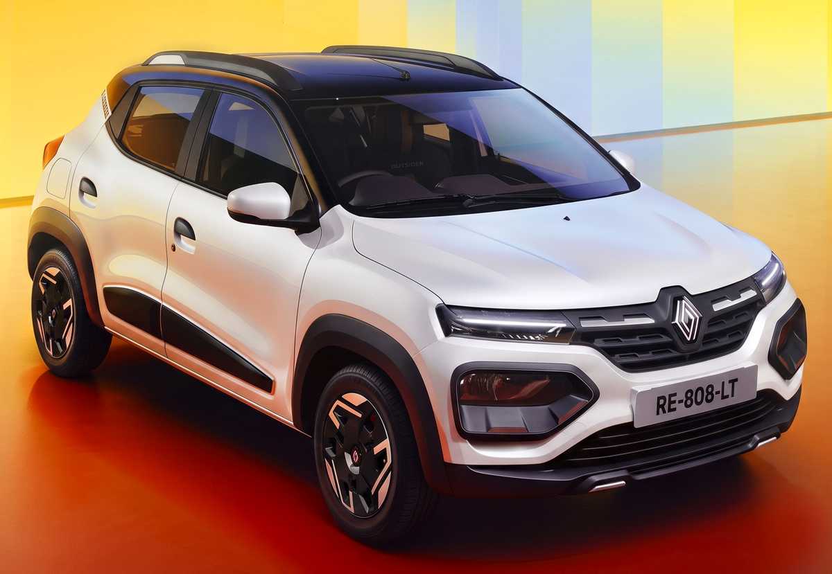 Diseño exterior del renovado Renault Kwid 2027 versión Climber color blanco con techo negro, mostrando sus barras de techo y protectores laterales en plástico negro.