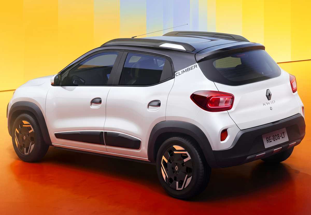 Parte trasera del nuevo Renault Kwid 2027 versión Climber, luciendo los nuevos emblemas corporativos tridimensionales y las renovadas copas bitono en sus rines de 14 pulgadas.