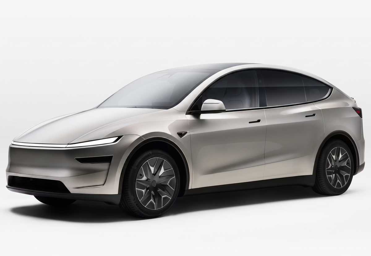 Vista de tres cuartos frontal de la camioneta eléctrica Tesla Model Y L color plata, exhibiendo sus ópticas afiladas sobre un fondo blanco limpio.