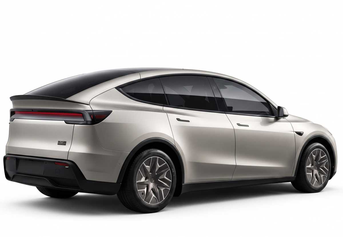 Perspectiva de tres cuartos trasera del SUV alargado Tesla Model Y L, resaltando el diseño de su alerón pronunciado y la línea de caída del techo.