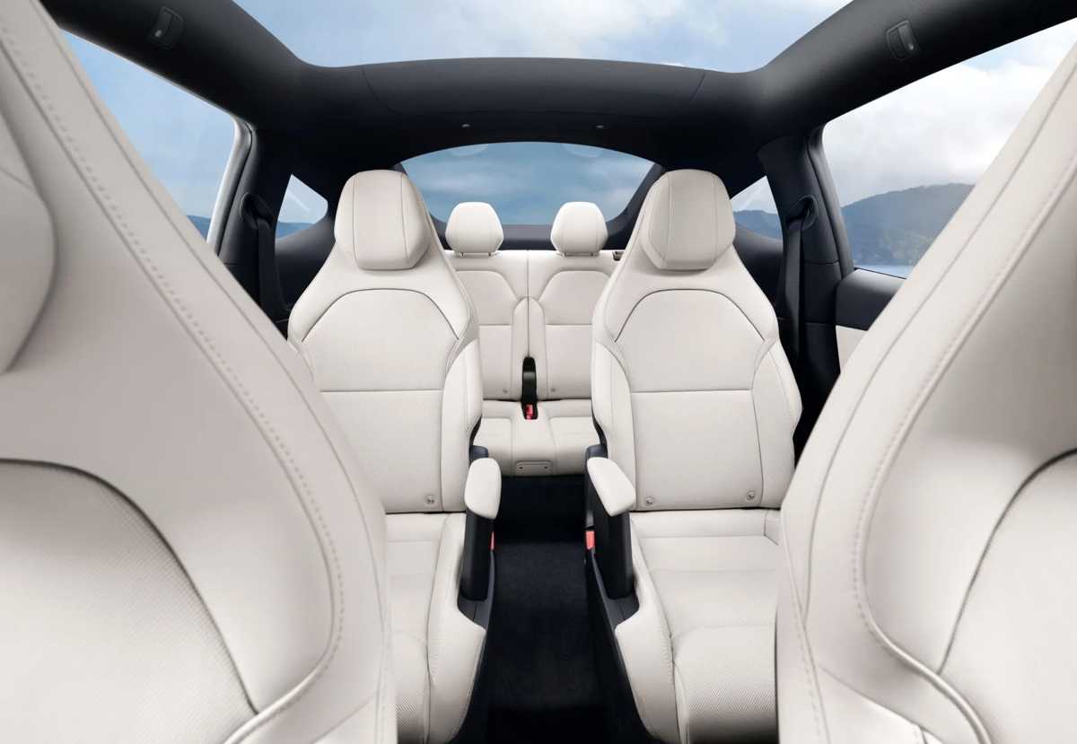 Distribución interior de la cabina de la Tesla Model Y L en configuración de seis asientos individuales blancos, mostrando la habitabilidad de sus tres filas.