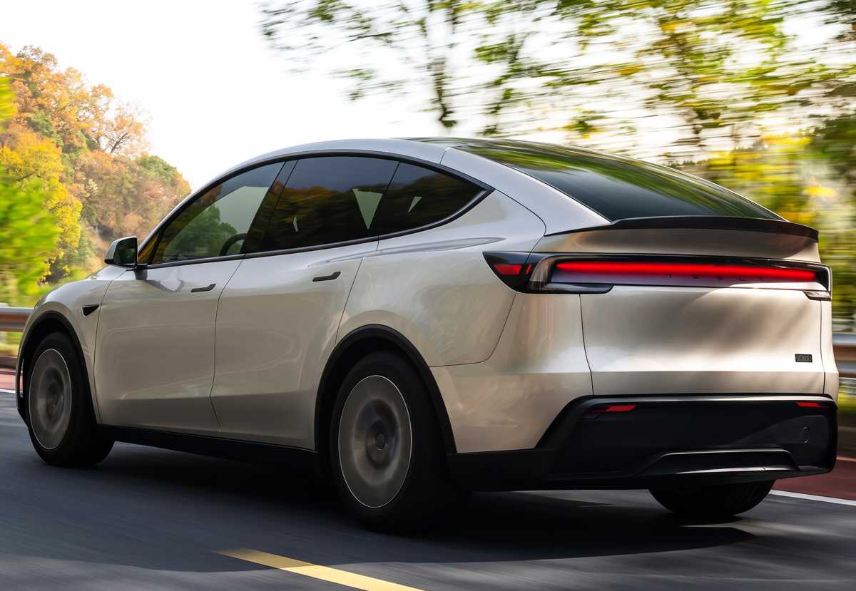La nueva Tesla Model Y L en movimiento durante pruebas dinámicas de aceleración en carretera, destacando su comportamiento dinámico y autonomía.