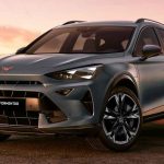 Vista de tres cuartos delantera de la nueva Cupra Formentor PHEV híbrida enchufable color azul metálico, destacando sus ópticas afiladas durante el atardecer.