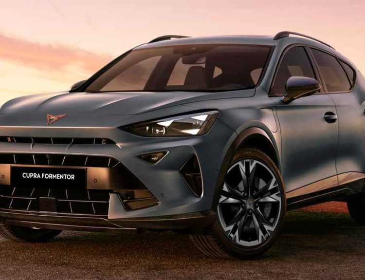 Vista de tres cuartos delantera de la nueva Cupra Formentor PHEV híbrida enchufable color azul metálico, destacando sus ópticas afiladas durante el atardecer.
