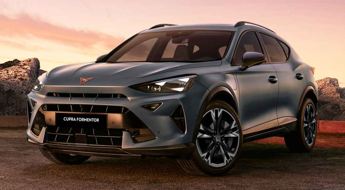 Vista de tres cuartos delantera de la nueva Cupra Formentor PHEV híbrida enchufable color azul metálico, destacando sus ópticas afiladas durante el atardecer.