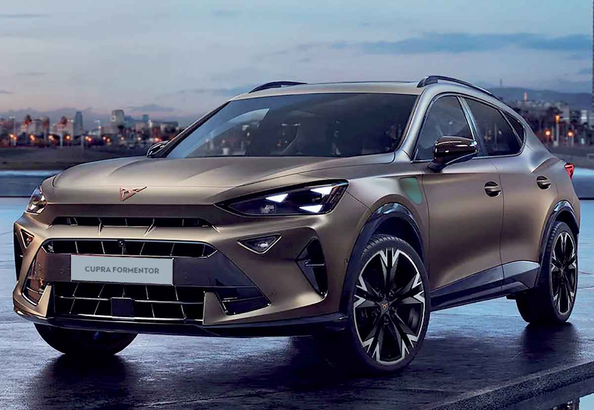 Perspectiva frontal de tres cuartos del crossover deportivo Cupra Formentor PHEV en tono mate, exhibiendo sus rines de aleación bitono de 18 pulgadas.