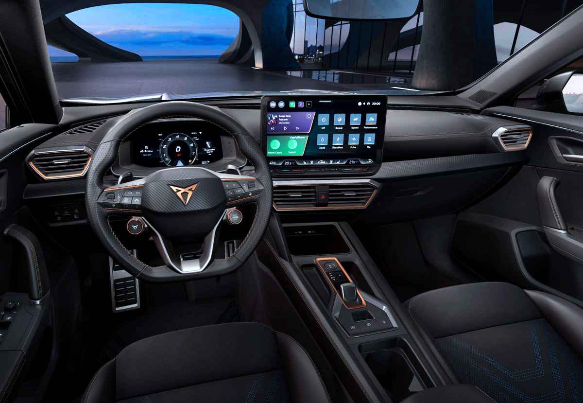 Habitáculo interior y puesto de conducción de la Cupra Formentor, mostrando el volante deportivo con costuras en color cobre y la gran pantalla multimedia de 12,9 pulgadas.