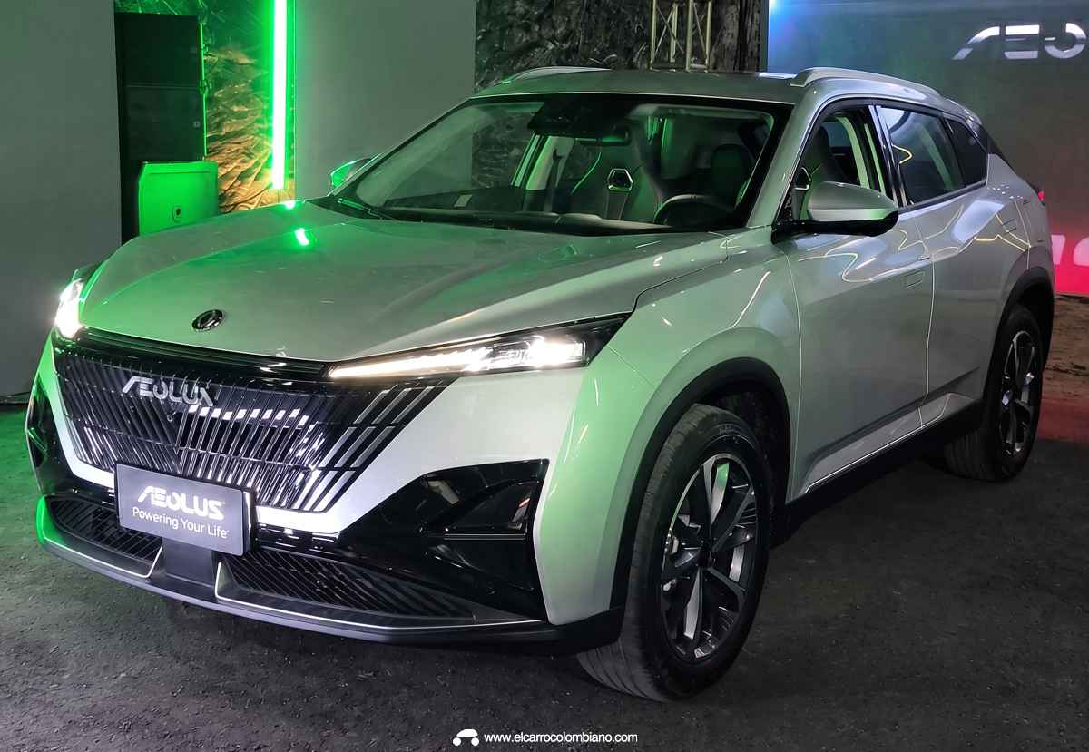 SUV híbrida Dongfeng Mage color plata exhibida en vitrina con iluminación verde, mostrando su aerodinámica frontal y líneas de carácter en el capó.