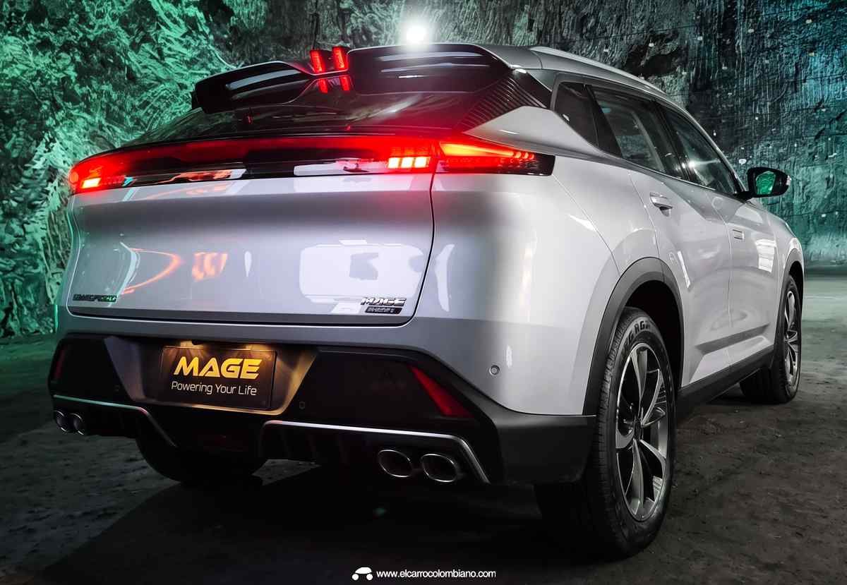 Parte trasera de la Dongfeng Mage híbrida resaltando su diseño deportivo tipo fastback, doble spoiler en el techo, luces LED continuas y cuatro salidas de escape.