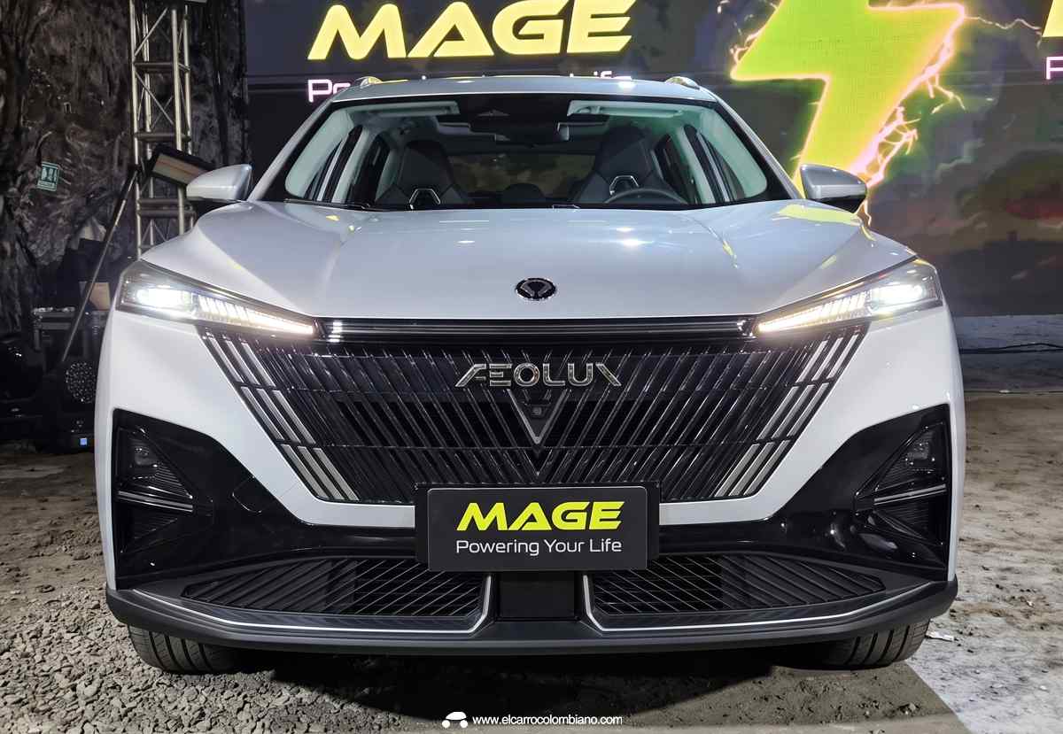 Vista frontal directa de la nueva Dongfeng Mage, detallando su amplia parrilla oscura con entramado paramétrico y el nuevo emblema de la marca china.