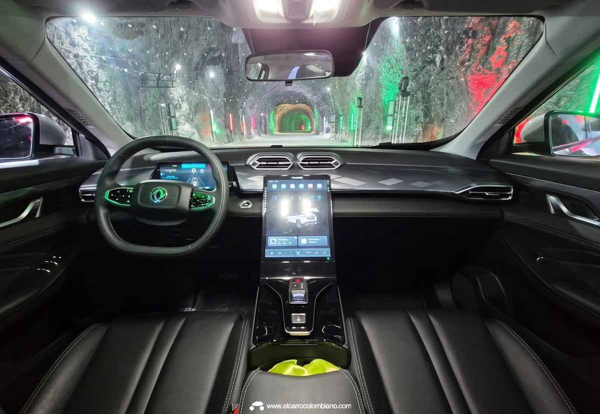 Diseño del habitáculo de la Dongfeng Mage, equipado con una gran pantalla táctil vertical de 13,2 pulgadas en la consola central y volante multifunción deportivo.